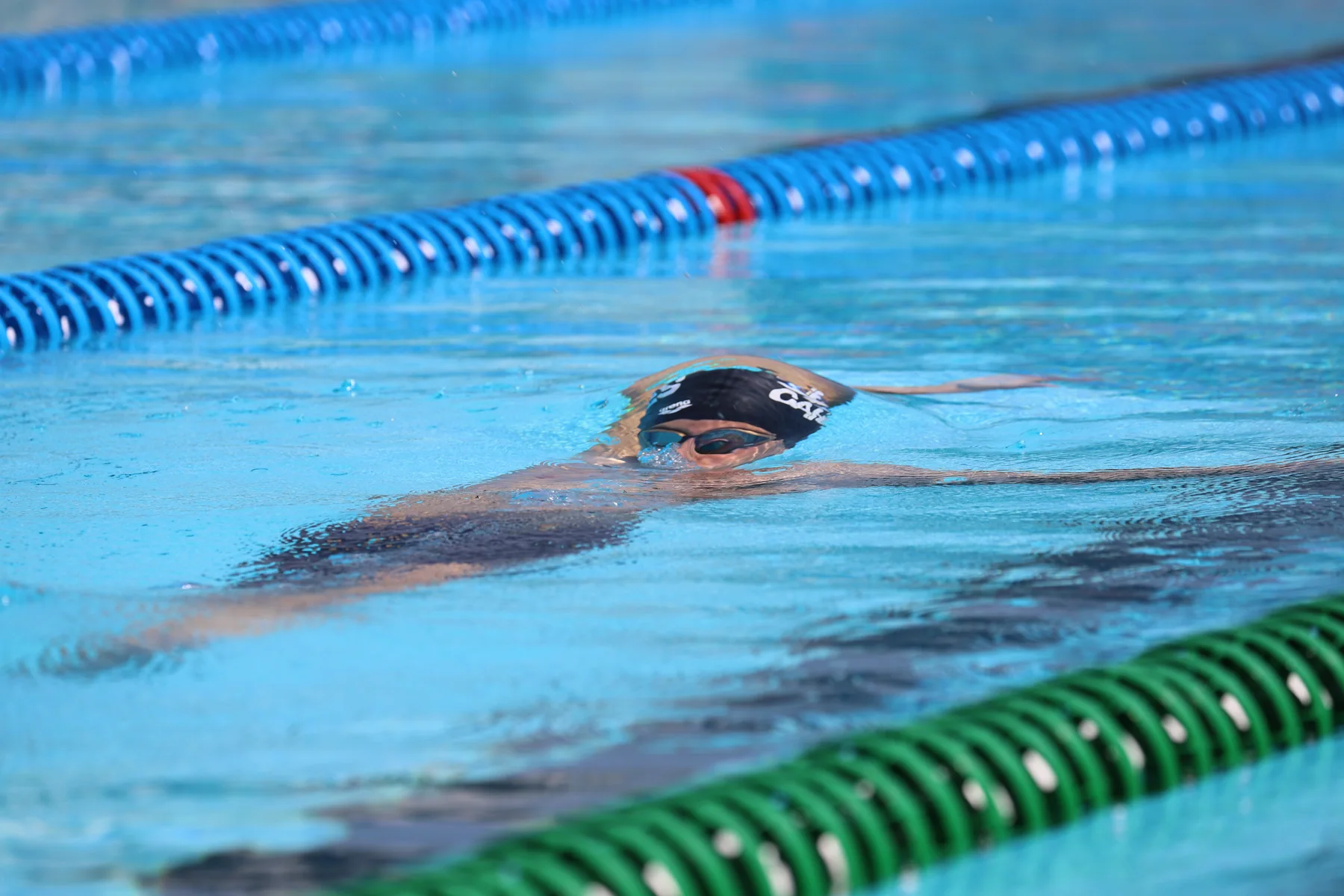 Un nageur du CN Cannes à l’entraînement en bassin