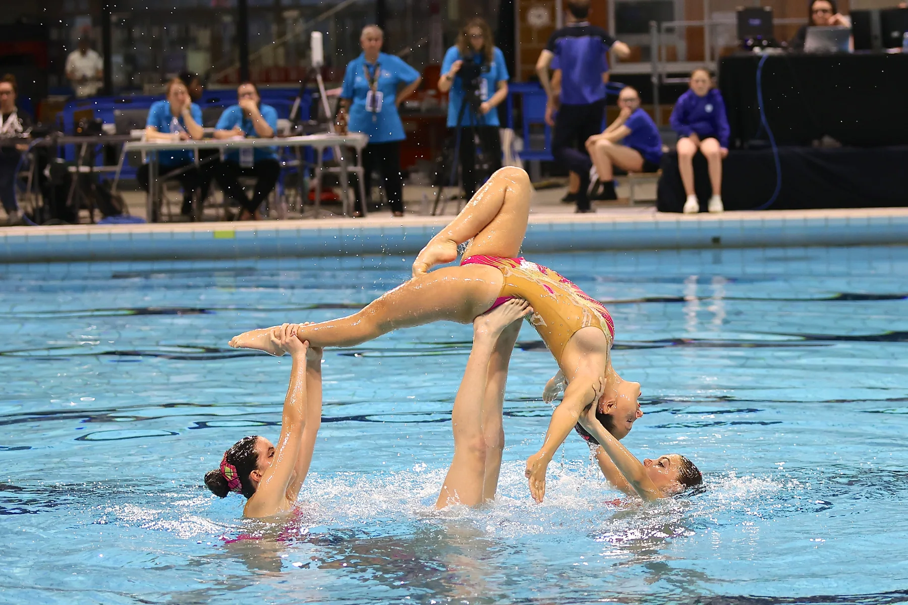 Un porté collectif de l’équipe de natation artistique