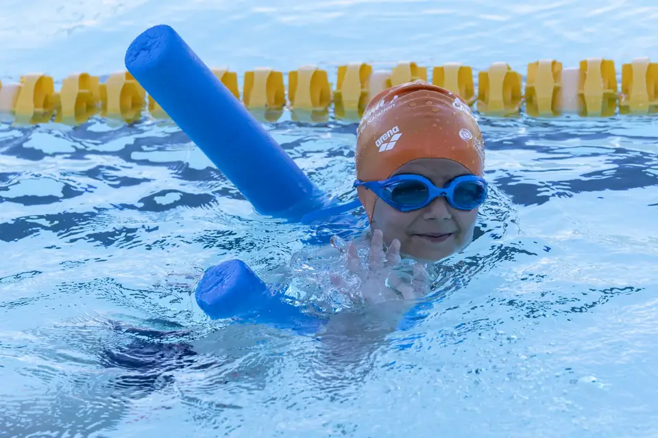 Apprentissage dans le bassin avec les enfants du CN Cannes